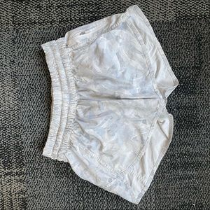 Lululemon Tracker Short V 4” Jasmine White Multi